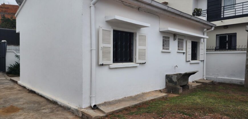 Villa F3 à louer dans une résidence sécurisée à Mandrimena, accès facile et commodités à proximité.