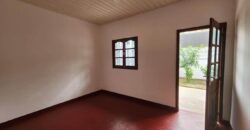 Villa F3 à louer dans une résidence sécurisée à Mandrimena, accès facile et commodités à proximité.