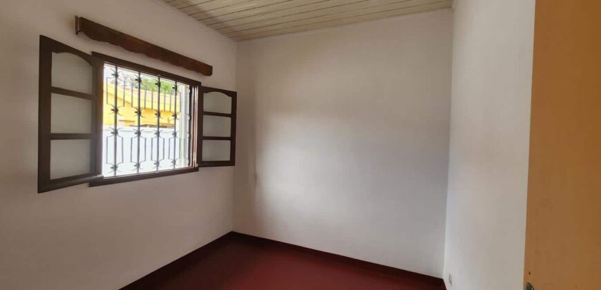 Villa F3 à louer dans une résidence sécurisée à Mandrimena, accès facile et commodités à proximité.