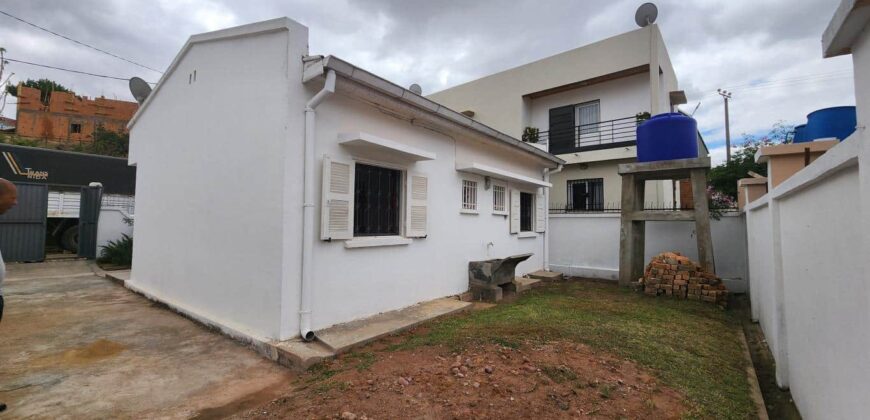 Villa F3 à louer dans une résidence sécurisée à Mandrimena, accès facile et commodités à proximité.
