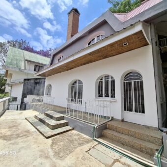A louer une villa T3 située dans un quartier calme en bord de route d’Ampasanimalo