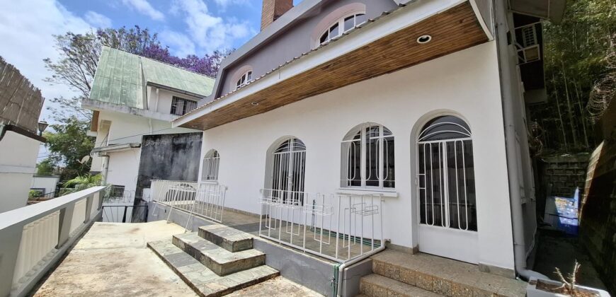 A louer une villa T3 située dans un quartier calme en bord de route d’Ampasanimalo