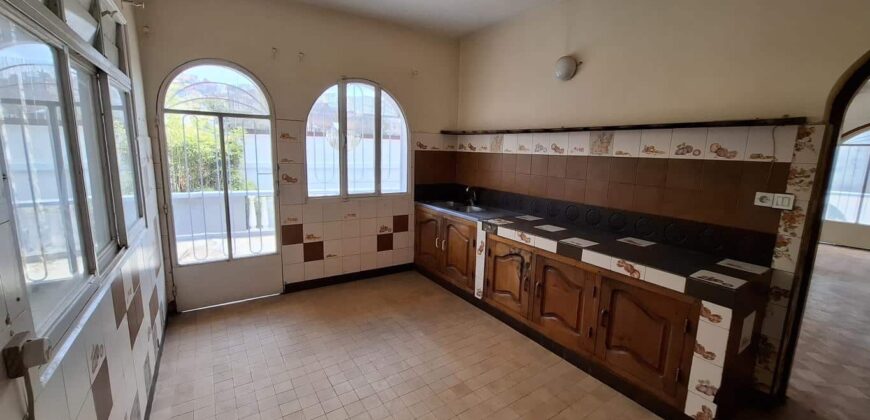 A louer une villa T3 située dans un quartier calme en bord de route d’Ampasanimalo