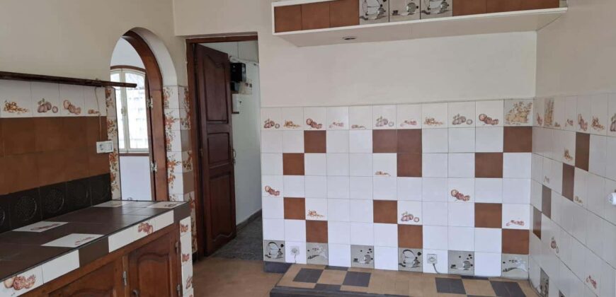 A louer une villa T3 située dans un quartier calme en bord de route d’Ampasanimalo