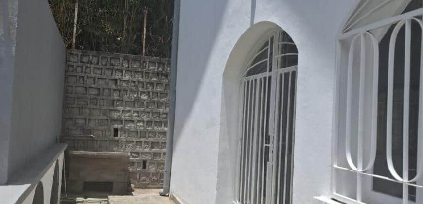 A louer une villa T3 située dans un quartier calme en bord de route d’Ampasanimalo
