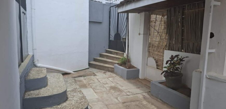A louer une villa T3 située dans un quartier calme en bord de route d’Ampasanimalo
