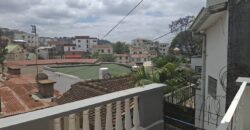 A louer une villa T3 située dans un quartier calme en bord de route d’Ampasanimalo
