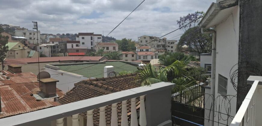 A louer une villa T3 située dans un quartier calme en bord de route d’Ampasanimalo