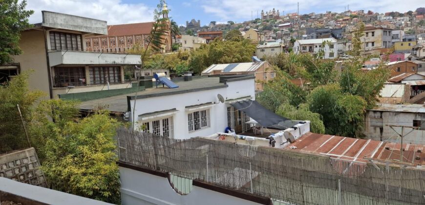 A louer une villa T3 située dans un quartier calme en bord de route d’Ampasanimalo