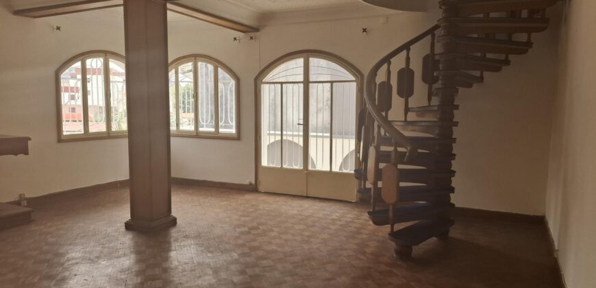A louer une villa T3 située dans un quartier calme en bord de route d’Ampasanimalo