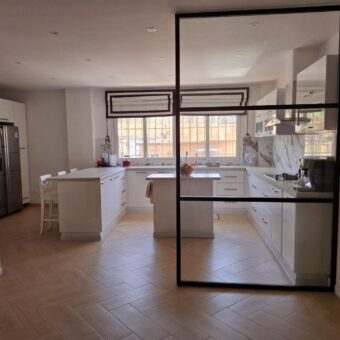 A louer un spacieux appartement T5 meublé et équipé situé en bord de route à Andraharo Ambodivonkely