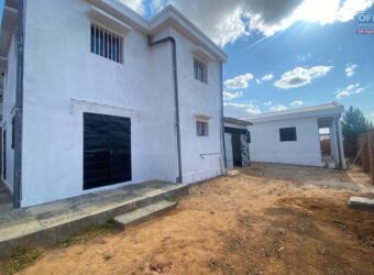 A vendre une villa de type F7 située dans un quartier calme de la campagne à Ambohimanga Rova