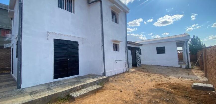 A vendre une villa de type F7 située dans un quartier calme de la campagne à Ambohimanga Rova