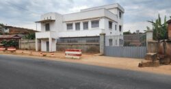 A louer villa à étage de type F5 pour usage mixte située en bord de la route nationale 4 à Andakana Anosiala