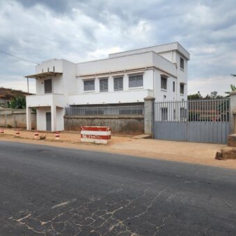 A louer villa à étage de type F5 pour usage mixte située en bord de la route nationale 4 à Andakana Anosiala