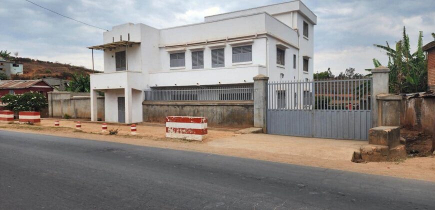 A louer villa à étage de type F5 pour usage mixte située en bord de la route nationale 4 à Andakana Anosiala