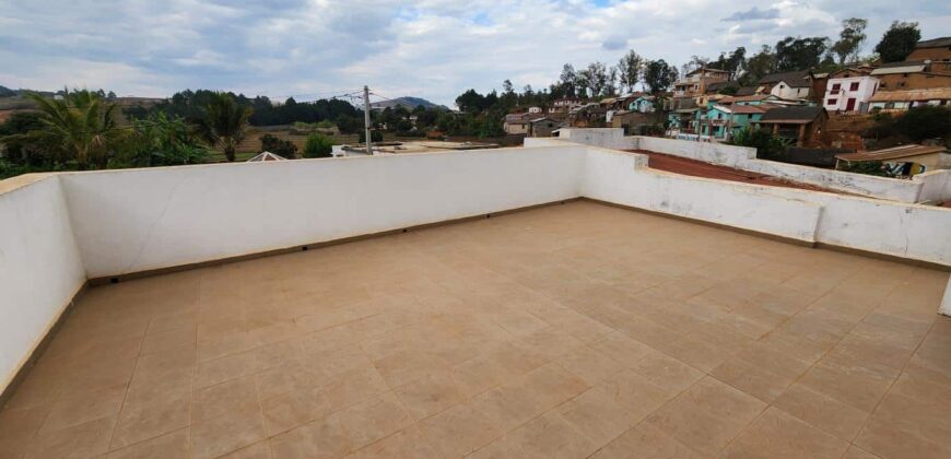 A louer villa à étage de type F5 pour usage mixte située en bord de la route nationale 4 à Andakana Anosiala