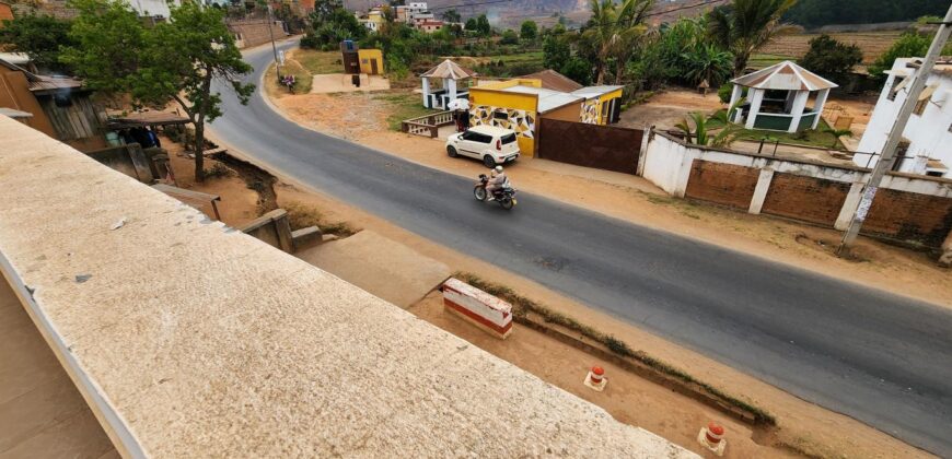A louer villa à étage de type F5 pour usage mixte située en bord de la route nationale 4 à Andakana Anosiala