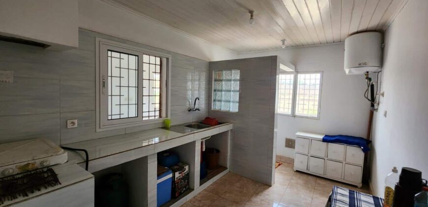 A louer villa à étage de type F5 pour usage mixte située en bord de la route nationale 4 à Andakana Anosiala