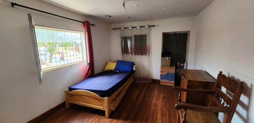 A louer villa à étage de type F5 pour usage mixte située en bord de la route nationale 4 à Andakana Anosiala