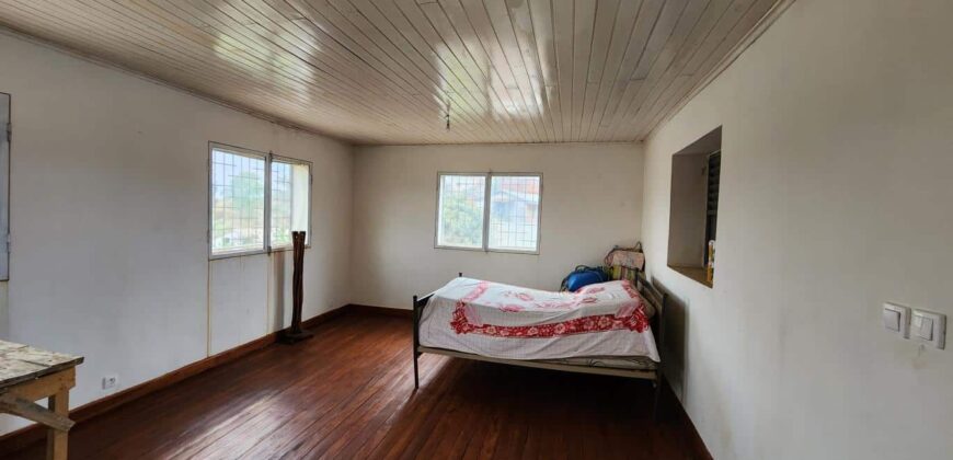 A louer villa à étage de type F5 pour usage mixte située en bord de la route nationale 4 à Andakana Anosiala