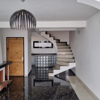 A louer un appartement T4 situé dans un quartier calme et sécurisé à Alarobia