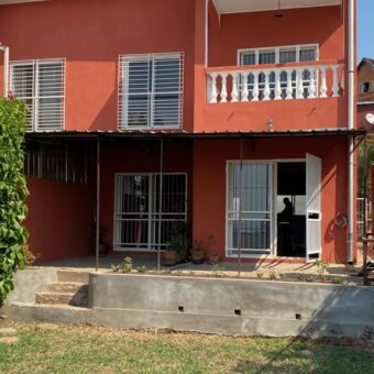 A louer une villa mitoyenne T5 semi-meublée à étage située en plein centre-ville à Isoraka