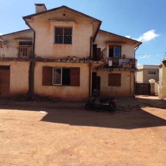A vendre villa à rénover avec grand potentiel dans le quartier résidentiel d’Ambohitrarahaba