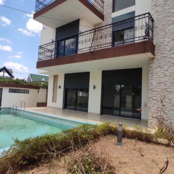 Villa de prestige F7 avec piscine à louer dans un quartier résidentiel calme à Androhibe