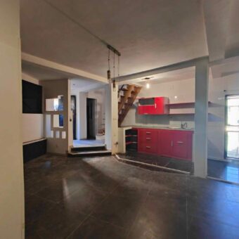 A louer un studio en duplex situé proche de la route principale à Andrefanambohijanahary Mananjara