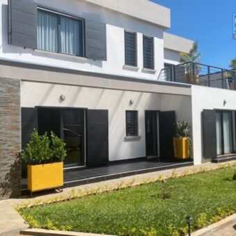 A louer une superbe villa F6 meublée implantée dans une petite résidence à Ambohijanaka