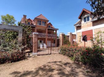 A vendre villa F6 à étage située dans un quartier calme à Antanetibe Ilafy
