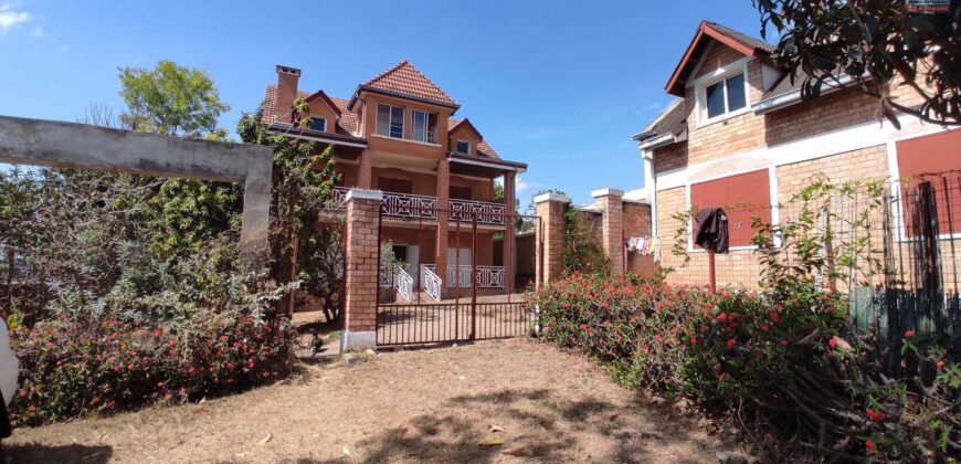 A vendre villa F6 à étage située dans un quartier calme à Antanetibe Ilafy