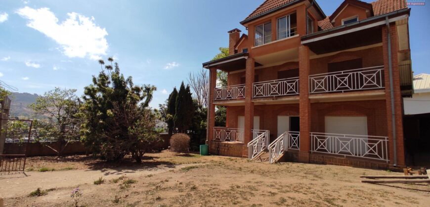 A vendre villa F6 à étage située dans un quartier calme à Antanetibe Ilafy