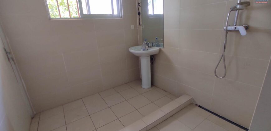 A vendre villa F6 à étage située dans un quartier calme à Antanetibe Ilafy