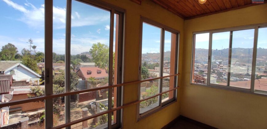 A vendre villa F6 à étage située dans un quartier calme à Antanetibe Ilafy