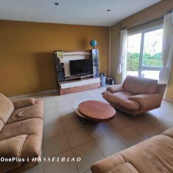A vendre une charmante villa F5 avec piscine située dans un quartier calme et résidentiel à Ambohidratrimo