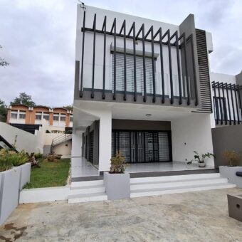 A louer une villa neuve F4 semi-meublée située dans un quartier calme et sécurisé à Ankatso