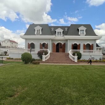 Location d’une grande et belle villa F8 avec piscine et jardin arboré à Ambohibao