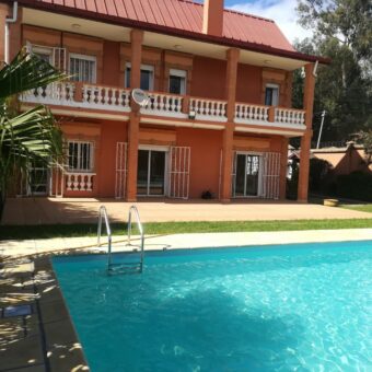 En location une villa F5 au charme traditionnel avec piscine située à Androhibe