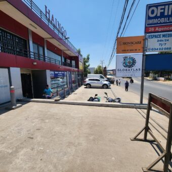 À Louer espace commercial ou professionnel de 42 m² avec parking sécurisé situé en bord de route principale à Ambohibao