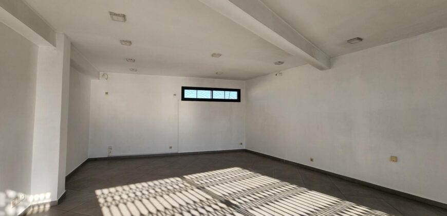 À Louer espace commercial ou professionnel de 42 m² avec parking sécurisé situé en bord de route principale à Ambohibao