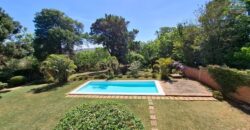 A vendre une villa avec piscine et grand jardin arboré située dans un quartier calme et résidentiel à Andoharanofotsy