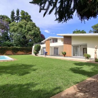 A vendre une villa avec piscine et grand jardin arboré située dans un quartier calme et résidentiel à Andoharanofotsy