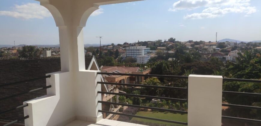 Location de deux appartements T4 neufs avec garage à Talatamaty