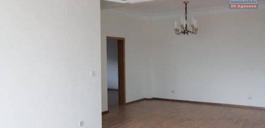 Location d’un appartement T3 à usage mixte avec piscine à Imerinafovoany Talatamaty
