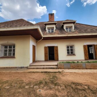 A vendre une superbe villa T5 sur un terrain de 663 m2 située à Ankadikely Ilafy