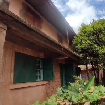 À vendre : villa F4 à rénover sur terrain de 220 m² à Ambohimirary