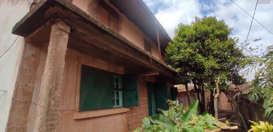 À vendre : villa F4 à rénover sur terrain de 220 m² à Ambohimirary