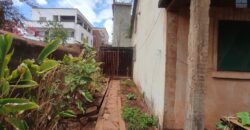 À vendre : villa F4 à rénover sur terrain de 220 m² à Ambohimirary